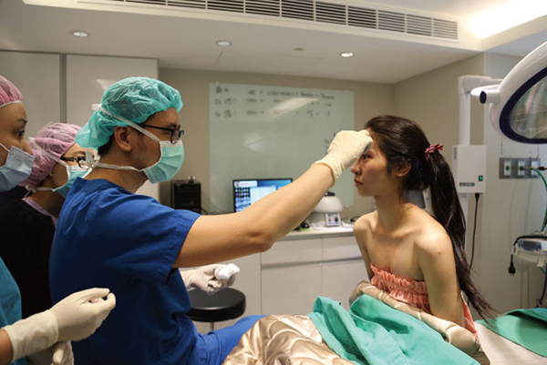 張峯瑞整型外科醫師3D歐式釘書針縫雙眼皮手術方式